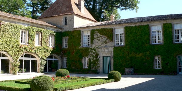 Ophorus Blog - Top 10 Best Bordeaux Winery & Wine Tasting Tours That Build the Perfect Vineyard Journey