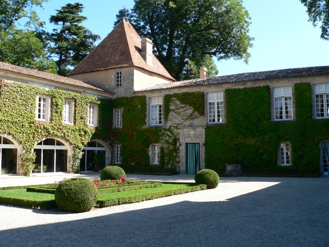 Chateau Carbonnieux façade and entrance