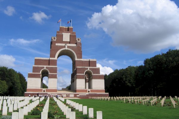 Ophorus Tours - Trenches & Tunnels of the Somme: Private WW1 Tour from Lille 