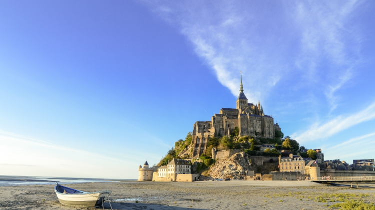 Ophorus Tours - Bayeux to Mont Saint-Michel Shuttle with Abbey Tickets Included