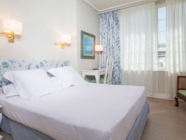 Ophorus Tours - Hotel Quality Inn (Bordeaux) / Hotel Niza (San Sebastian) - or similar