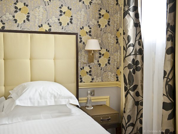 Ophorus Tours - Hotel De Sèze (Bordeaux) - Hotel Plaza Madeleine (Sarlat) - or similar