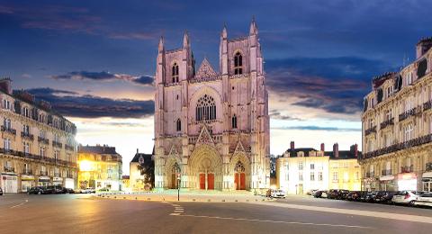 Ophorus Tours - Unforgettable French Journey: Bordeaux to Nantes Private Transfer