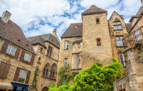 Ophorus Tours - From Toulouse to Sarlat la Canéda Private Transfer