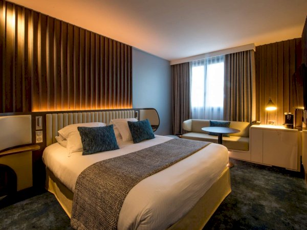 Ophorus Tours - Hôtel de la Paix (Reims) - Hôtel Cour du Corbeau (Strasbourg) - Hostellerie du Chapeau Rouge (Dijon