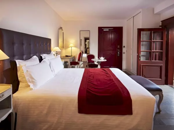 Hôtel de la Paix (Reims) - Hôtel Cour du Corbeau (Strasbourg) - Hostellerie du Chapeau Rouge (Dijon