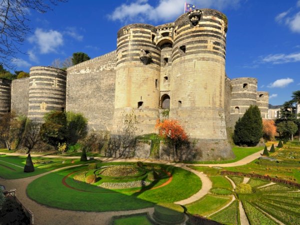 Ophorus Tours - Loire Valley Discovery: Private Angers Package with Fontevraud & Saumur