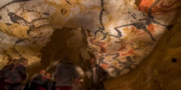 Unveiling Prehistoric Art: Visit Prehistory Museum & Lascaux IV Center Private Tour