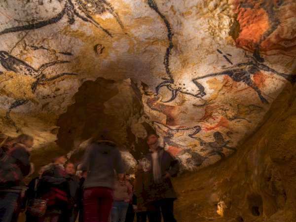 Ophorus Tours - Journey into Prehistory: Les Eyzies Museum & Lascaux IV Parietal Center