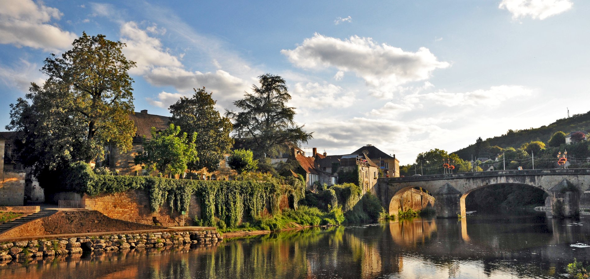 Ophorus Tours - Bordeaux Private Sightseeing Transfer to Sarlat la Canéda 