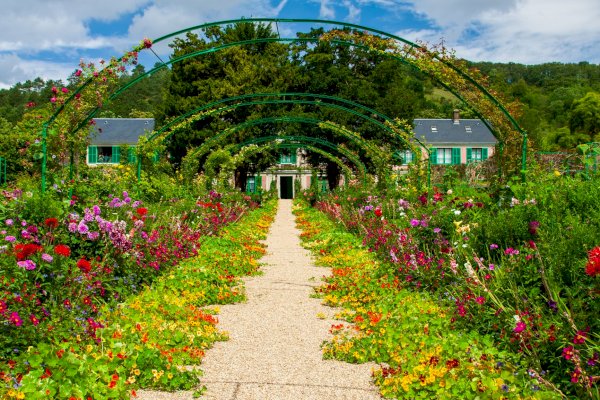 Ophorus Tours - Brushstrokes & Beauty: Private Giverny Gardens Shore Excursion from Rouen