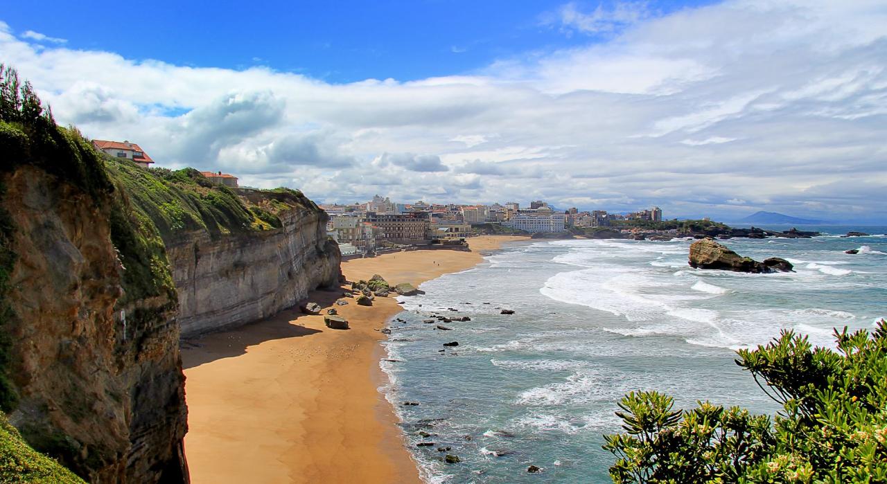 Ophorus Tours - From Toulouse to Biarritz Private Transfer