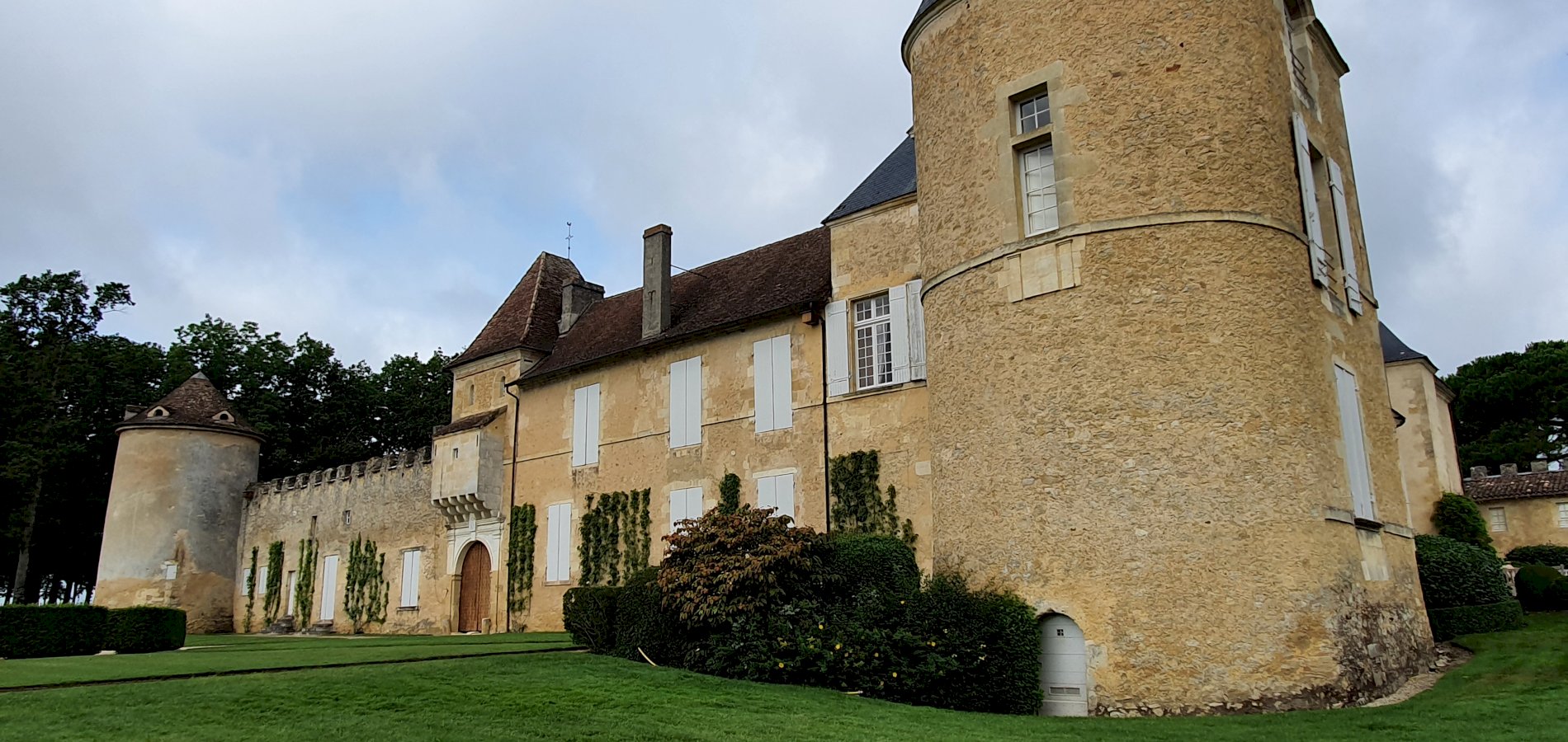 Ophorus Tours - A Luxury Private Day Trip from Bordeaux to Châteaux d'Yquem & Guiraud