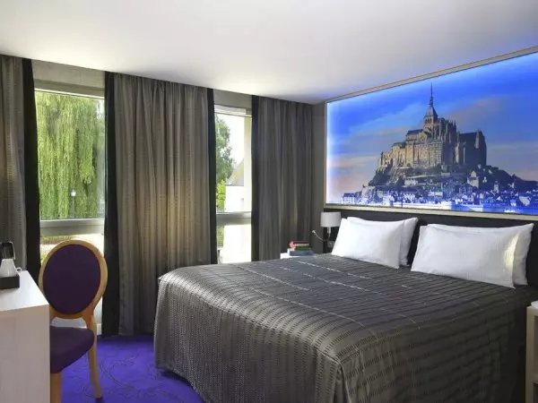 Hotel Churchill (Bayeux) - Ferdinand Hotel (Tours) - Quality Inn (Bordeaux) - or similar